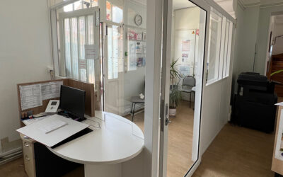 Cloisons sur mesure semi-vitrées avec guichet d’accueil à Draveil