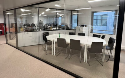 Les avantages des cloisons vitrées bord à bord combinées avec des portes vitrées