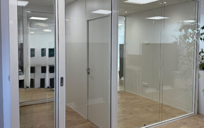 Différence entre la cloison vitrée toute hauteur avec montants intermédiaires et la cloison vitrée bord à bord