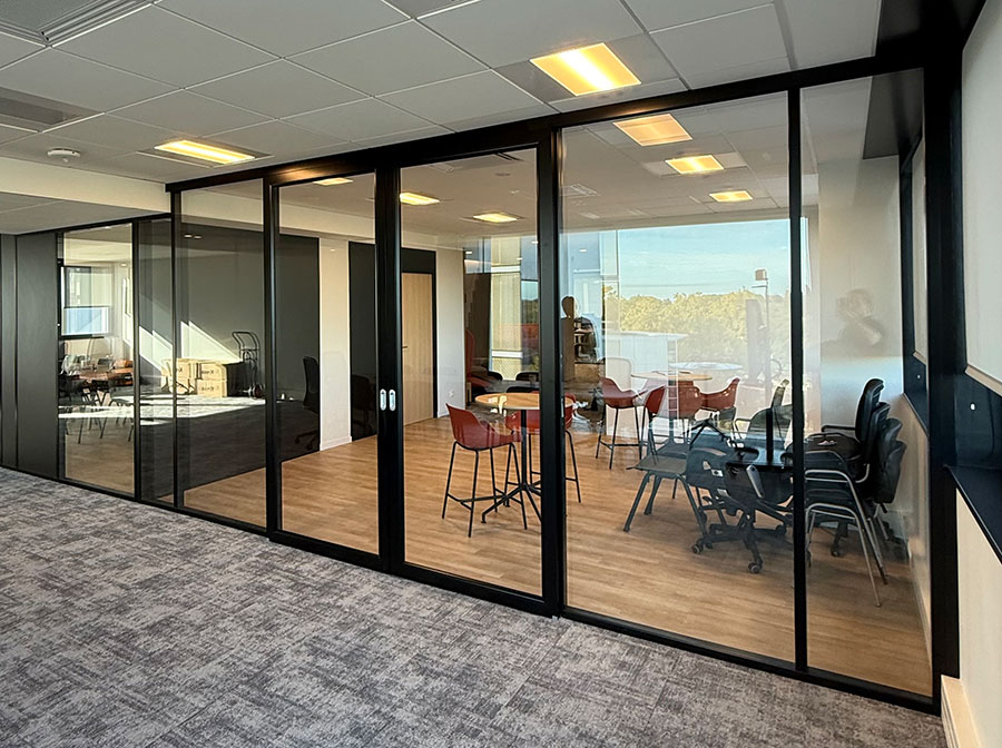 cloison-vitrée-toute-hauteur-avec-montant